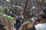 Shahrukh Khan celebrates birthday with media in Mannat, Bandra on 2nd Nov 2011 (37).JPG